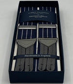 Albert Thurston for Cruciani &amp; Bella
Made in England
Adjustable Sizing
40 mm Woven Barathea&nbsp;
Bleu and White Stripes Braces
Braid ends
Y-Shaped
Nickel Fittings
Size Multifit Adjustable&nbsp;Length:&nbsp;115cm (= 45 inch) Maximum