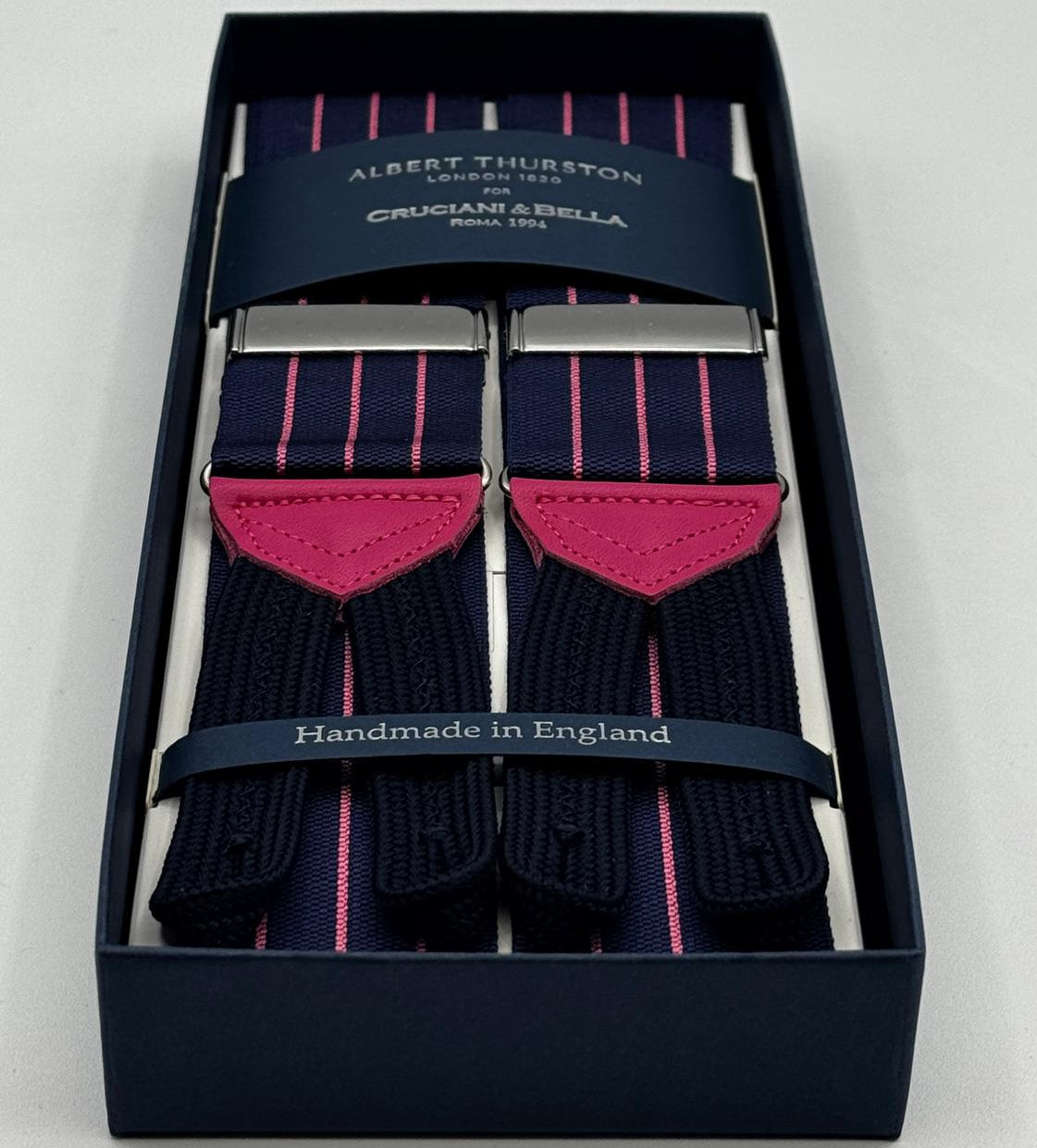Albert Thurston for Cruciani &amp; Bella
Made in England
Adjustable Sizing
40 mm Woven Barathea&nbsp;
Bleu and Pink Stripes Braces
Braid ends
Y-Shaped
Nickel Fittings
Size Multifit Adjustable&nbsp;Length:&nbsp;115cm (= 45 inch) Maximum
