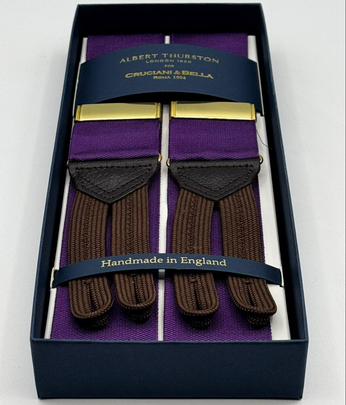 Albert Thurston for Cruciani &amp; Bella
Made in England
Adjustable Sizing
40 mm Woven Barathea&nbsp;
Wisteria Plain braces
Braid ends
Y-Shaped
Gold Fittings
Size Multifit Adjustable&nbsp;Length:&nbsp;115cm (= 45 inch) Maximum