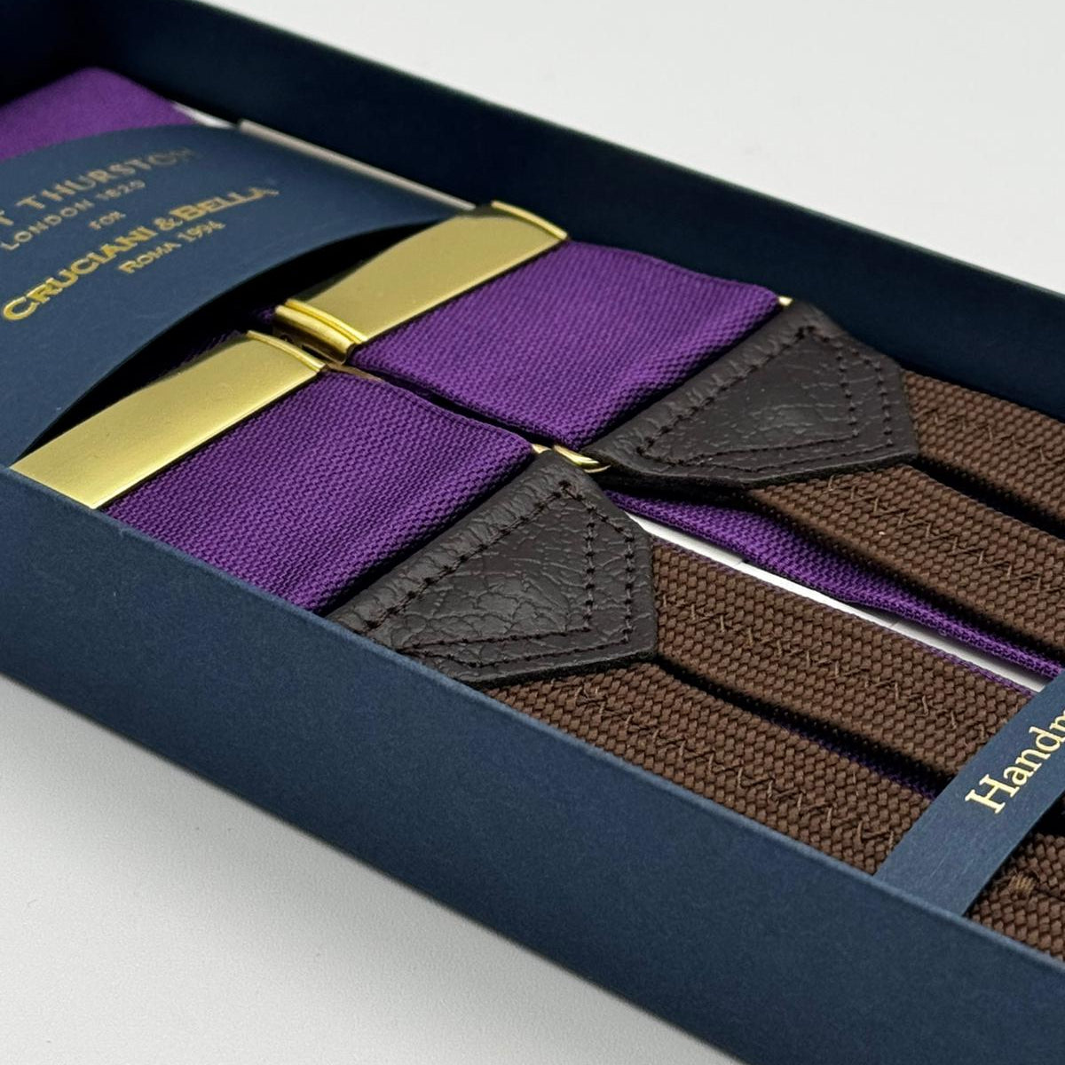 Albert Thurston for Cruciani &amp; Bella
Made in England
Adjustable Sizing
40 mm Woven Barathea&nbsp;
Wisteria Plain braces
Braid ends
Y-Shaped
Gold Fittings
Size Multifit Adjustable&nbsp;Length:&nbsp;115cm (= 45 inch) Maximum