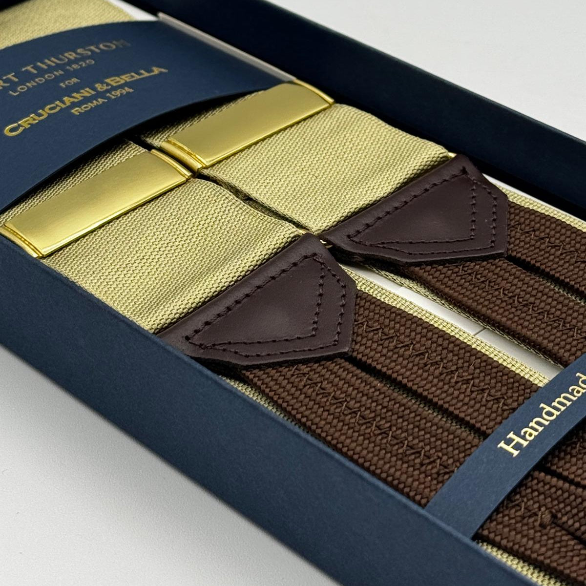 Albert Thurston for Cruciani &amp; Bella
Made in England
Adjustable Sizing
40 mm Woven Barathea&nbsp;
Gold Plain braces
Braid ends
Y-Shaped
Gold Fittings
Size Multifit Adjustable&nbsp;Length:&nbsp;115cm (= 45 inch) Maximum