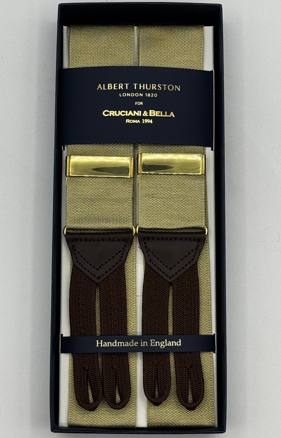 Albert Thurston for Cruciani &amp; Bella
Made in England
Adjustable Sizing
40 mm Woven Barathea&nbsp;
Gold Plain braces
Braid ends
Y-Shaped
Gold Fittings
Size Multifit Adjustable&nbsp;Length:&nbsp;115cm (= 45 inch) Maximum