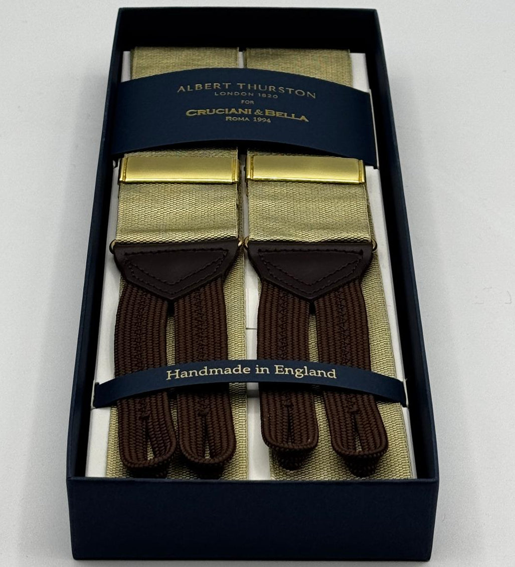 Albert Thurston for Cruciani &amp; Bella
Made in England
Adjustable Sizing
40 mm Woven Barathea&nbsp;
Gold Plain braces
Braid ends
Y-Shaped
Gold Fittings
Size Multifit Adjustable&nbsp;Length:&nbsp;115cm (= 45 inch) Maximum