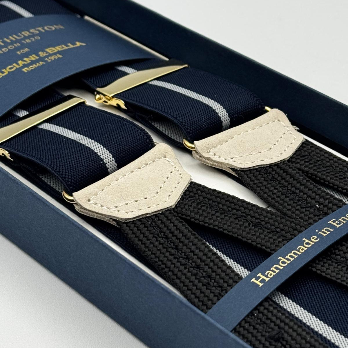 Albert Thurston for Cruciani &amp; Bella
Made in England
Adjustable Sizing
35 mm elastic Blue and Grey Stripe braces
Braid ends
Y-Shaped
Gold Fittings
Size Multifit Adjustable&nbsp;Length:&nbsp;115cm (= 45 inch) Maximum