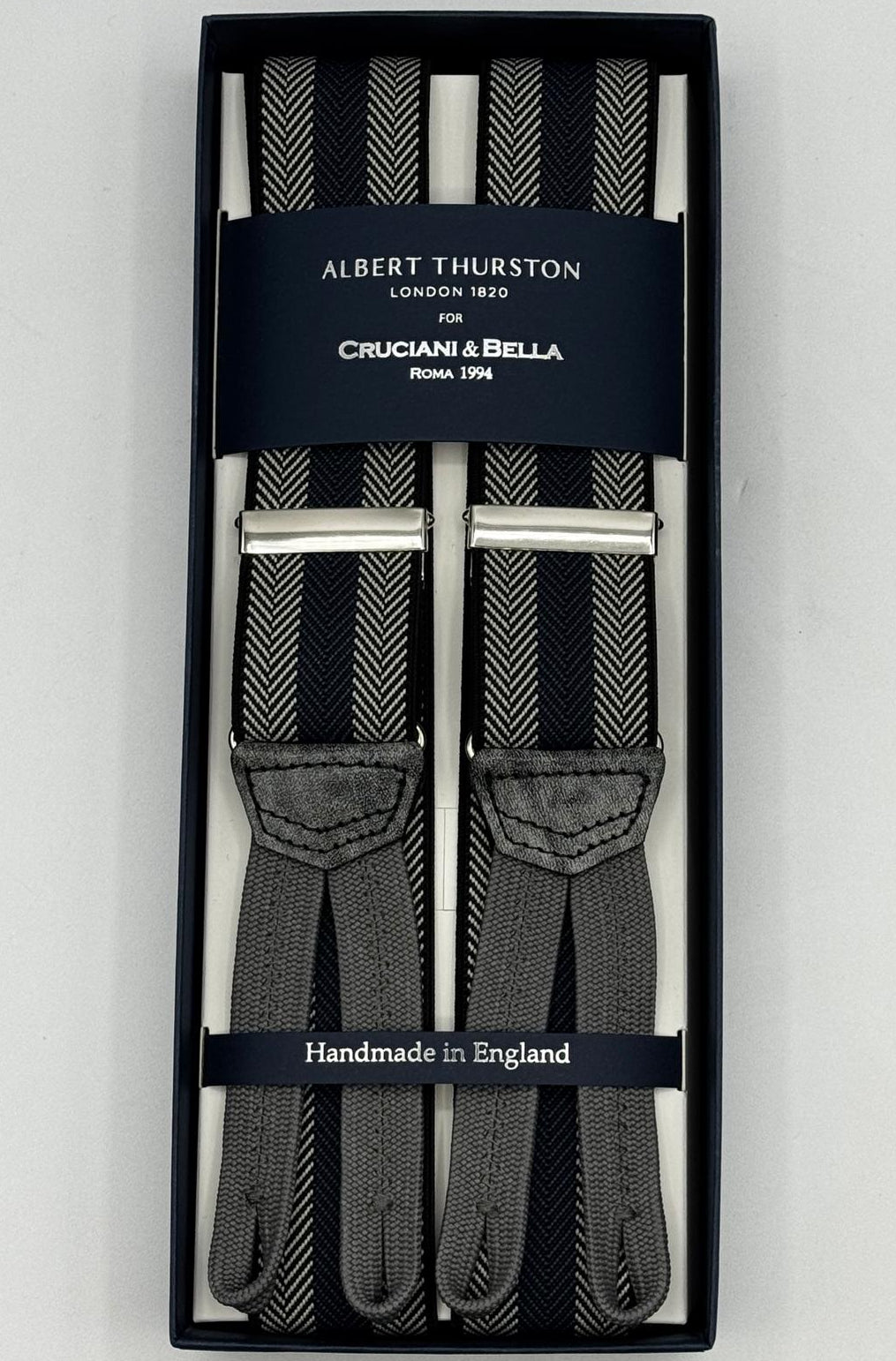 Albert Thurston for Cruciani &amp; Bella
Made in England
Adjustable Sizing
35 mm elastic Blue and Grey Stripe braces
Braid ends
Y-Shaped
Nickel Fittings
Size Multifit Adjustable&nbsp;Length:&nbsp;115cm (= 45 inch) Maximum