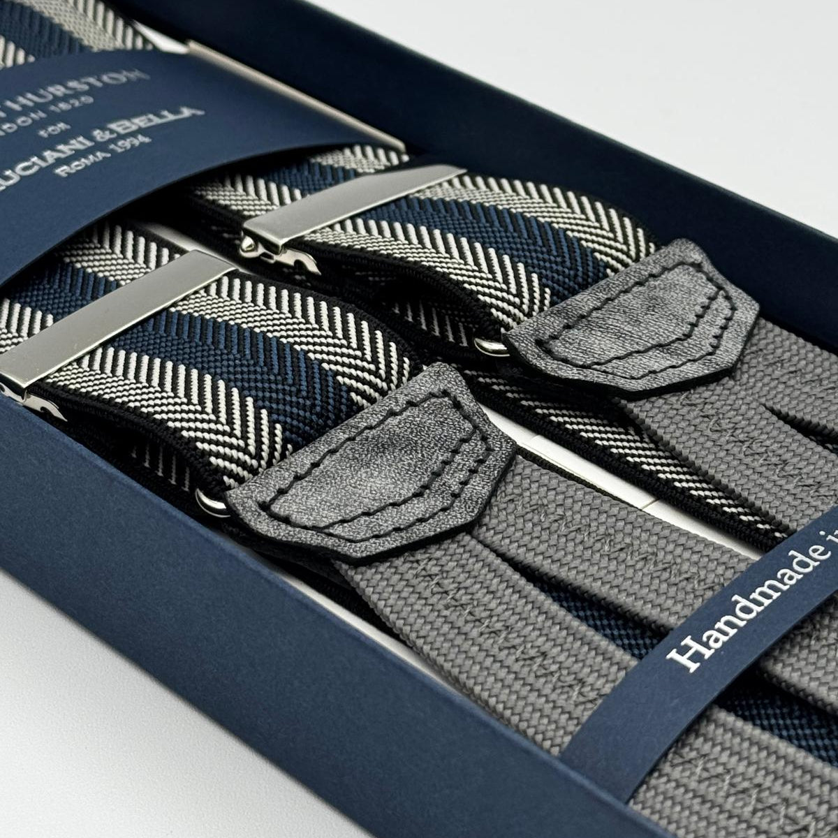 Albert Thurston for Cruciani &amp; Bella
Made in England
Adjustable Sizing
35 mm elastic Blue and Grey Stripe braces
Braid ends
Y-Shaped
Nickel Fittings
Size Multifit Adjustable&nbsp;Length:&nbsp;115cm (= 45 inch) Maximum