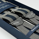 Albert Thurston for Cruciani &amp; Bella
Made in England
Adjustable Sizing
35 mm elastic Blue and Grey Stripe braces
Braid ends
Y-Shaped
Nickel Fittings
Size Multifit Adjustable&nbsp;Length:&nbsp;115cm (= 45 inch) Maximum