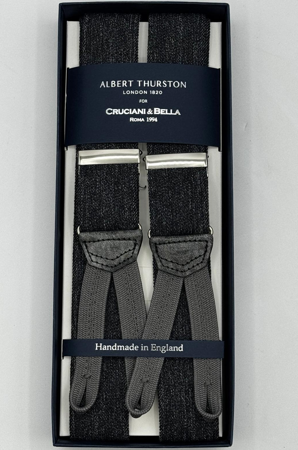 Albert Thurston for Cruciani &amp; Bella
Made in England
Adjustable Sizing
35 mm elastic Grey Melange braces
Braid ends
Y-Shaped
Nickel Fittings
Size Multifit Adjustable&nbsp;Length:&nbsp;115cm (= 45 inch) Maximum