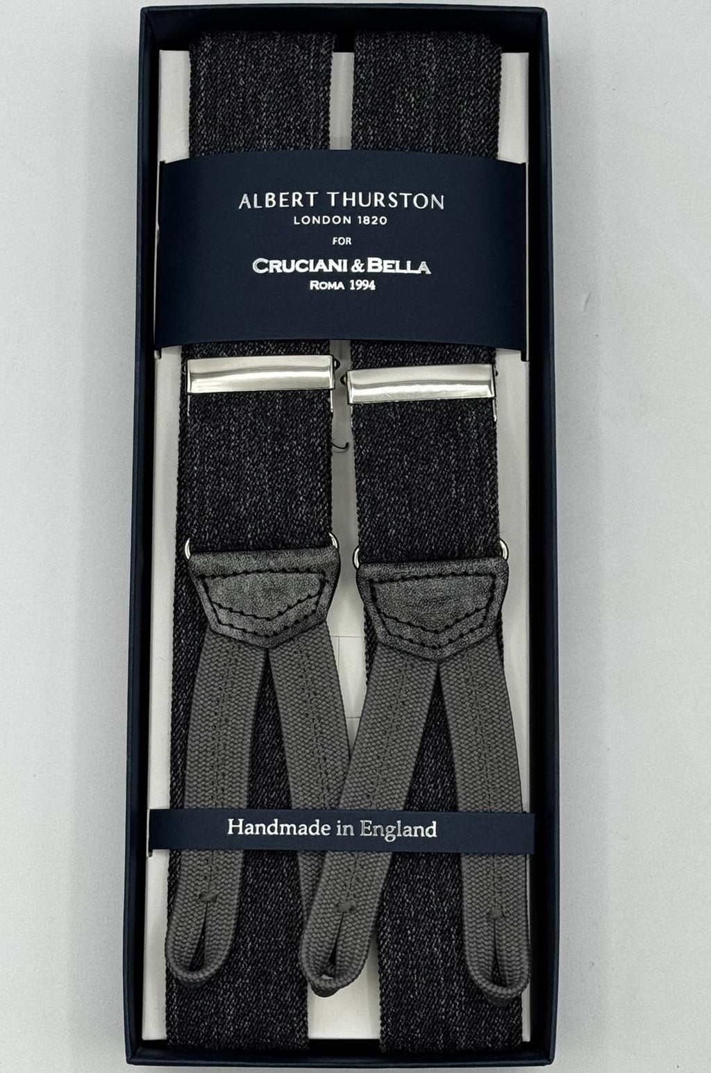 Albert Thurston for Cruciani &amp; Bella
Made in England
Adjustable Sizing
35 mm elastic Grey Melange braces
Braid ends
Y-Shaped
Nickel Fittings
Size Multifit Adjustable&nbsp;Length:&nbsp;115cm (= 45 inch) Maximum