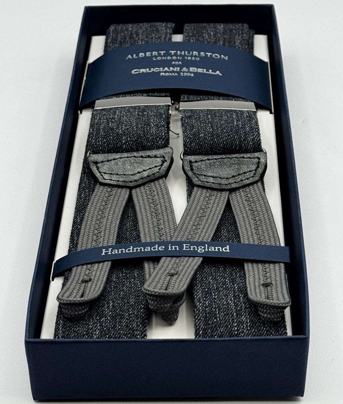 Albert Thurston for Cruciani &amp; Bella
Made in England
Adjustable Sizing
35 mm elastic Grey Melange braces
Braid ends
Y-Shaped
Nickel Fittings
Size Multifit Adjustable&nbsp;Length:&nbsp;115cm (= 45 inch) Maximum