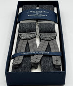 Albert Thurston for Cruciani &amp; Bella
Made in England
Adjustable Sizing
35 mm elastic Grey Melange braces
Braid ends
Y-Shaped
Nickel Fittings
Size Multifit Adjustable&nbsp;Length:&nbsp;115cm (= 45 inch) Maximum