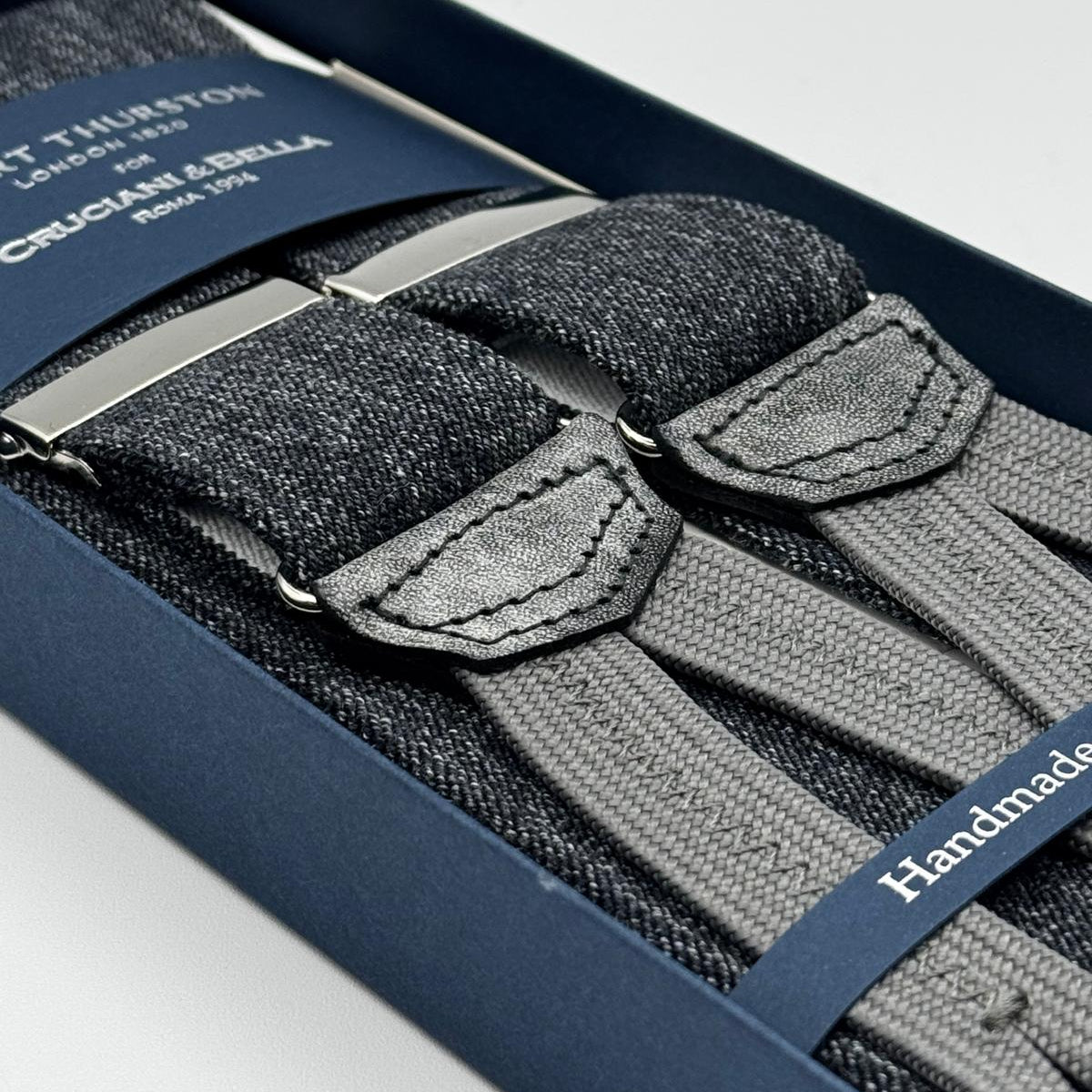 Albert Thurston for Cruciani &amp; Bella
Made in England
Adjustable Sizing
35 mm elastic Grey Melange braces
Braid ends
Y-Shaped
Nickel Fittings
Size Multifit Adjustable&nbsp;Length:&nbsp;115cm (= 45 inch) Maximum