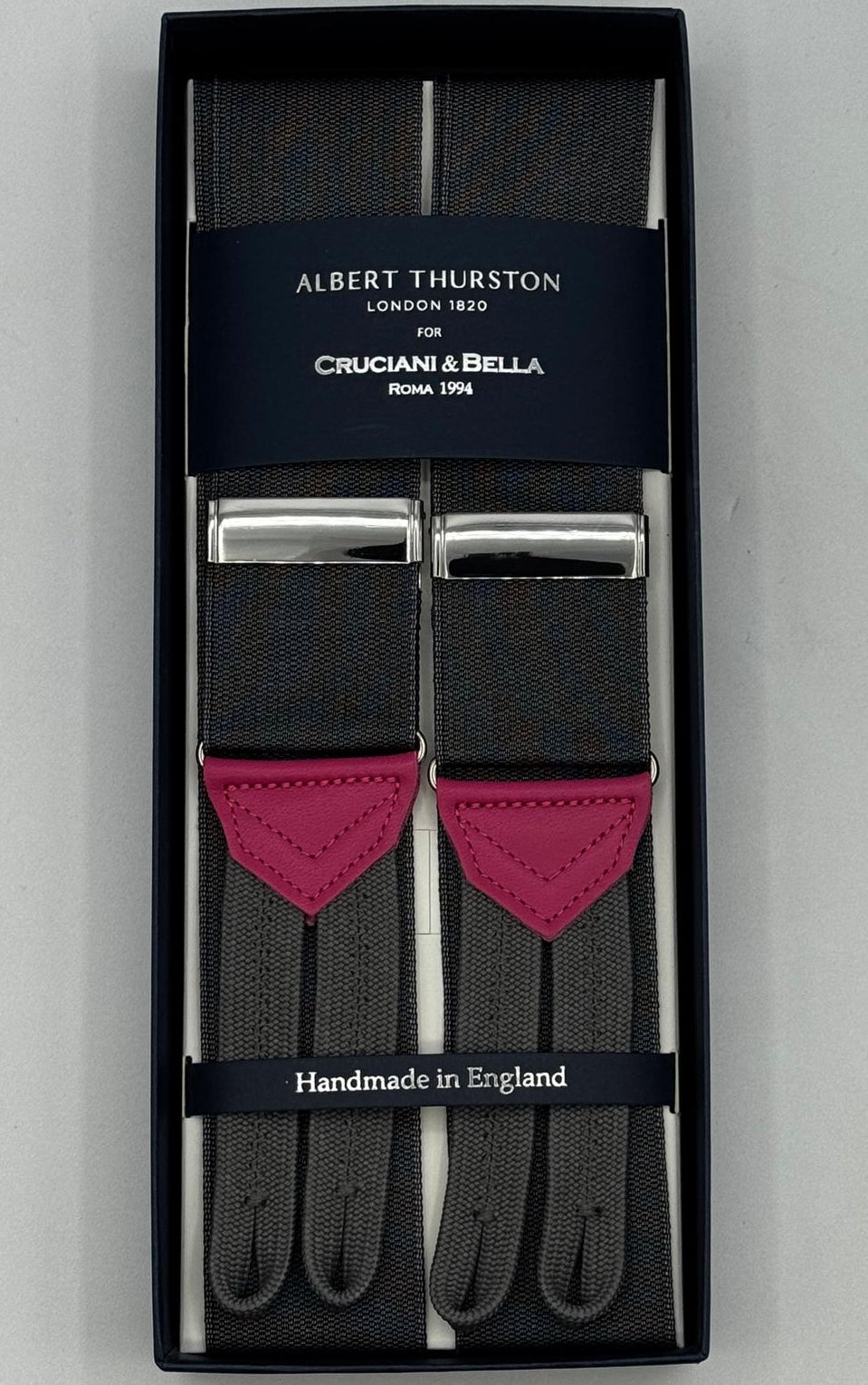 Albert Thurston for Cruciani &amp; Bella
Made in England
Adjustable Sizing
35 mm elastic Grey&nbsp; braces
Braid ends
Y-Shaped
Nickel Fittings
Size Multifit Adjustable&nbsp;Length:&nbsp;115cm (= 45 inch) Maximum