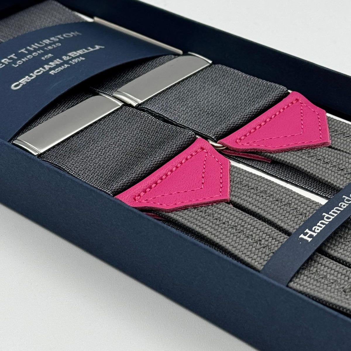 Albert Thurston for Cruciani &amp; Bella
Made in England
Adjustable Sizing
35 mm elastic Grey&nbsp; braces
Braid ends
Y-Shaped
Nickel Fittings
Size Multifit Adjustable&nbsp;Length:&nbsp;115cm (= 45 inch) Maximum