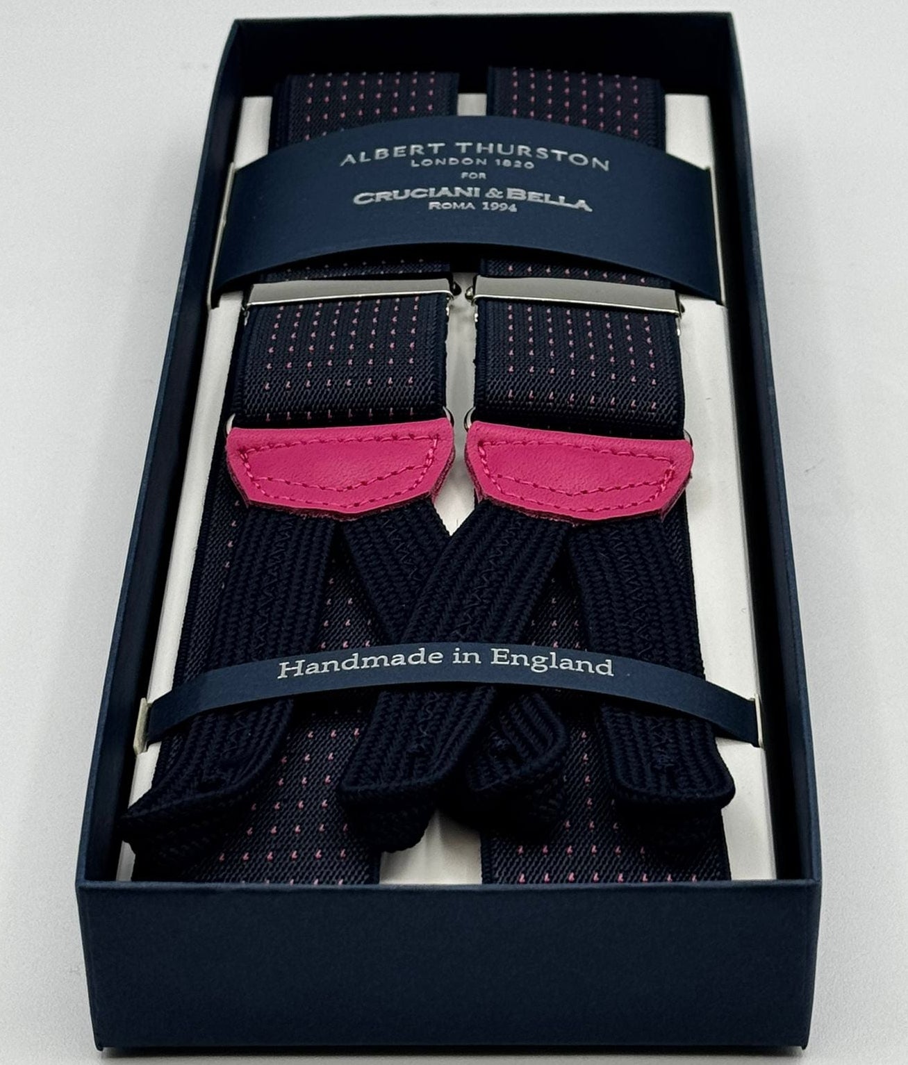 Albert Thurston for Cruciani &amp; Bella
Made in England
Adjustable Sizing
35 mm elastic Blue and Pink Pin Point braces
Braid ends
Y-Shaped
Nickel Fittings
Size Multifit Adjustable&nbsp;Length:&nbsp;115cm (= 45 inch) Maximum