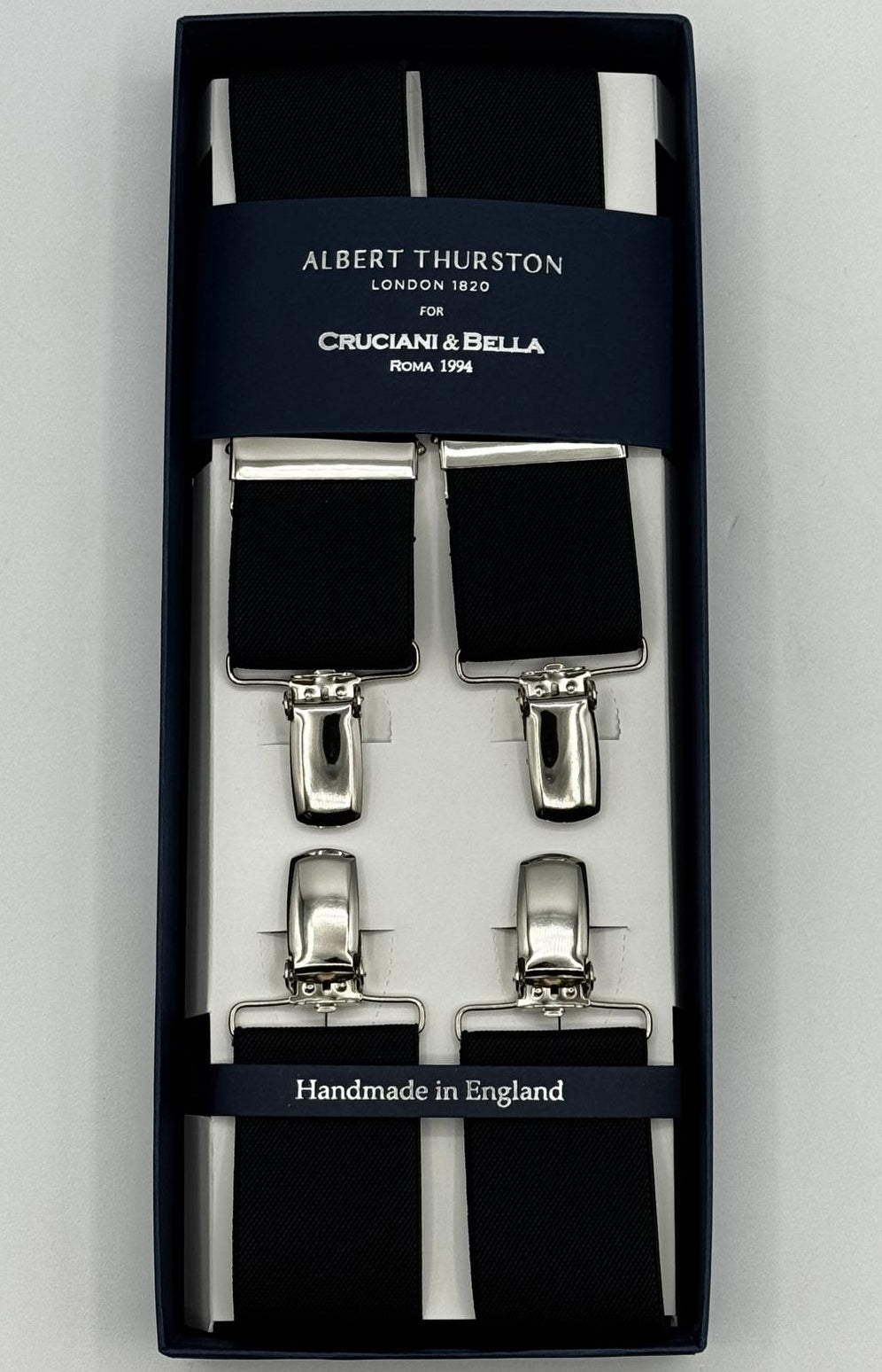 Albert Thurston for Cruciani &amp; Bella

Made in England
Clip on
Adjustable Sizing
35 mm elastic braces
Black Plain
X-Shaped
Nickel Fittings
Size Multifit Adjustable&nbsp;Length:&nbsp;115cm (= 45 inch) Maximum
