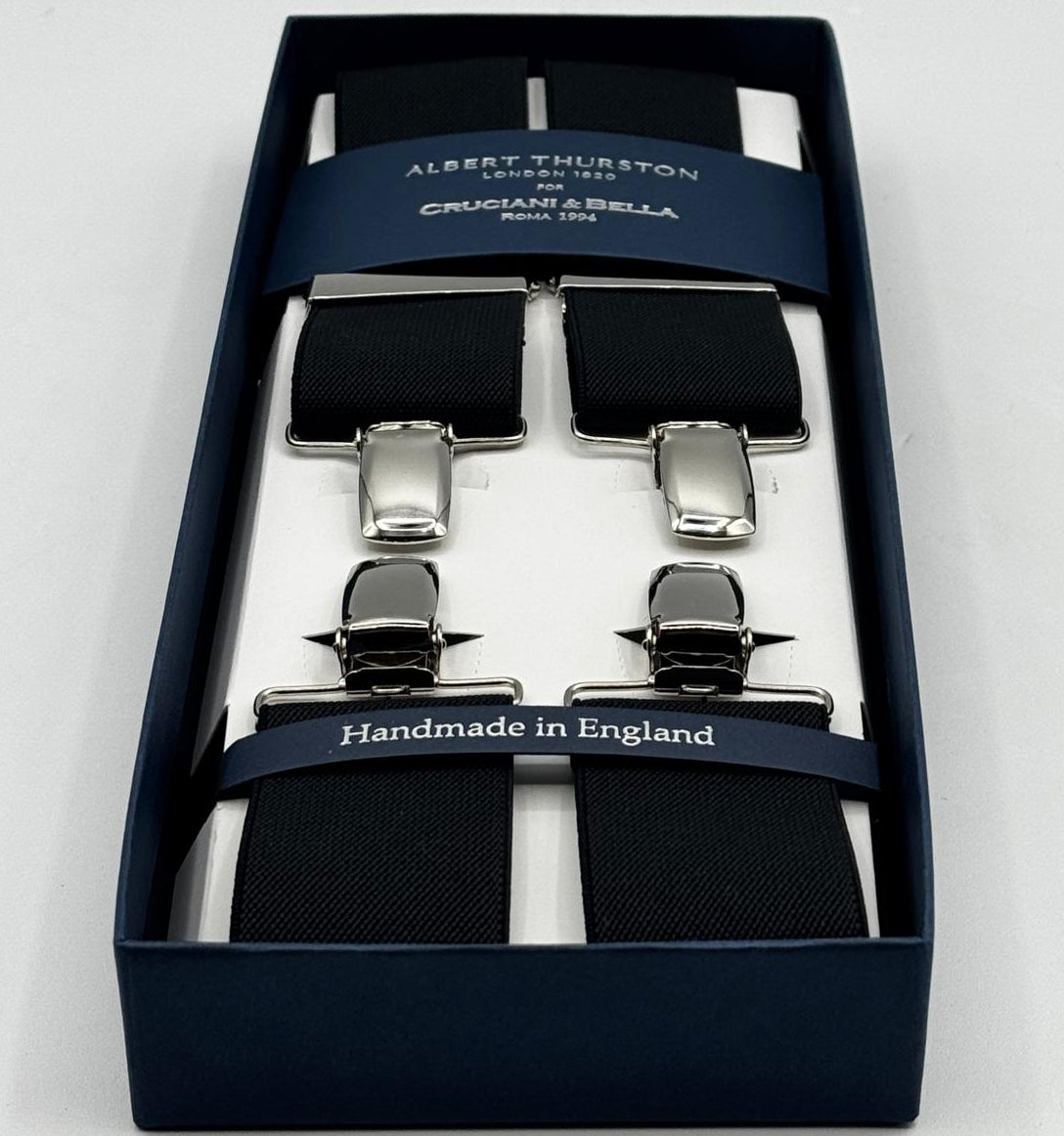 Albert Thurston for Cruciani &amp; Bella

Made in England
Clip on
Adjustable Sizing
35 mm elastic braces
Black Plain
X-Shaped
Nickel Fittings
Size Multifit Adjustable&nbsp;Length:&nbsp;115cm (= 45 inch) Maximum