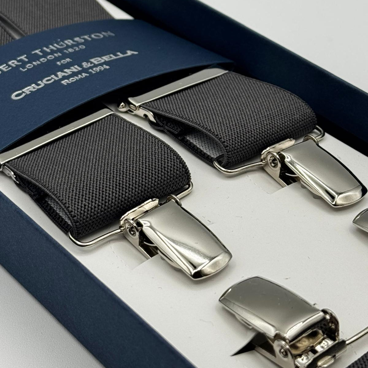 Albert Thurston for Cruciani &amp; Bella

Made in England
Clip on
Adjustable Sizing
35 mm elastic braces
Dark Grey Plain
X-Shaped
Nickel Fittings
Size Multifit Adjustable&nbsp;Length:&nbsp;115cm (= 45 inch) Maximum