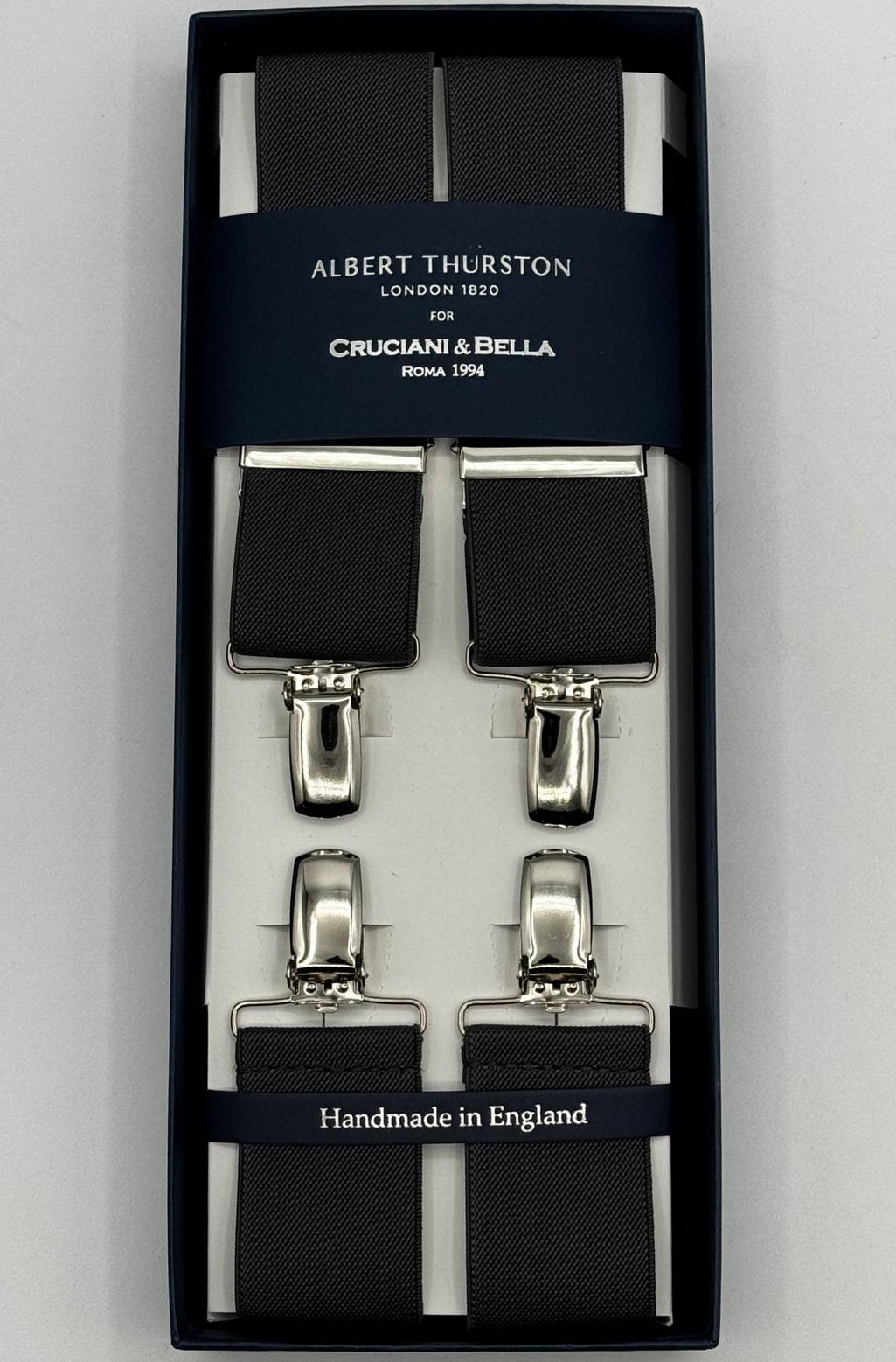 Albert Thurston for Cruciani &amp; Bella

Made in England
Clip on
Adjustable Sizing
35 mm elastic braces
Dark Grey Plain
X-Shaped
Nickel Fittings
Size Multifit Adjustable&nbsp;Length:&nbsp;115cm (= 45 inch) Maximum