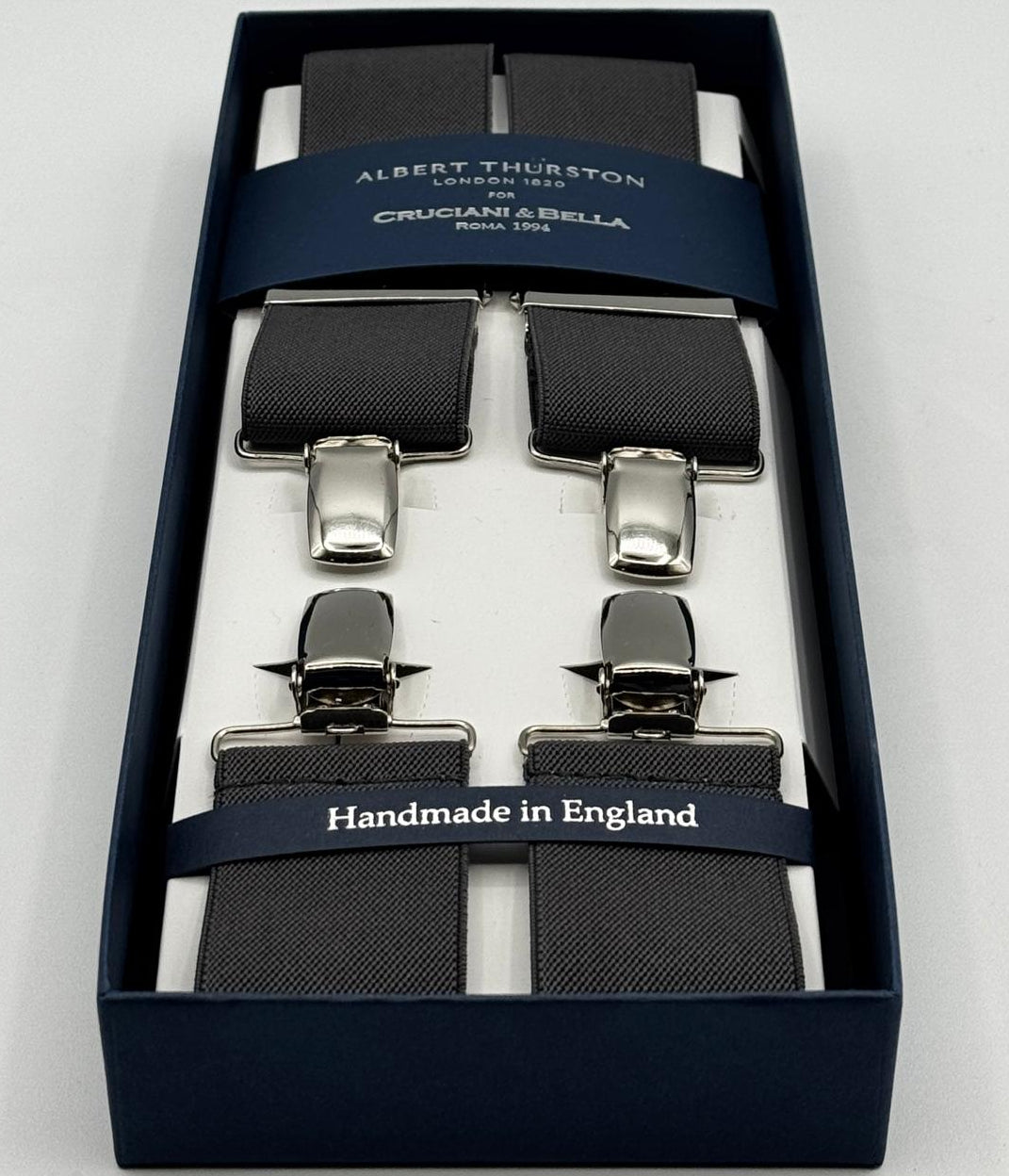 Albert Thurston for Cruciani &amp; Bella

Made in England
Clip on
Adjustable Sizing
35 mm elastic braces
Dark Grey Plain
X-Shaped
Nickel Fittings
Size Multifit Adjustable&nbsp;Length:&nbsp;115cm (= 45 inch) Maximum