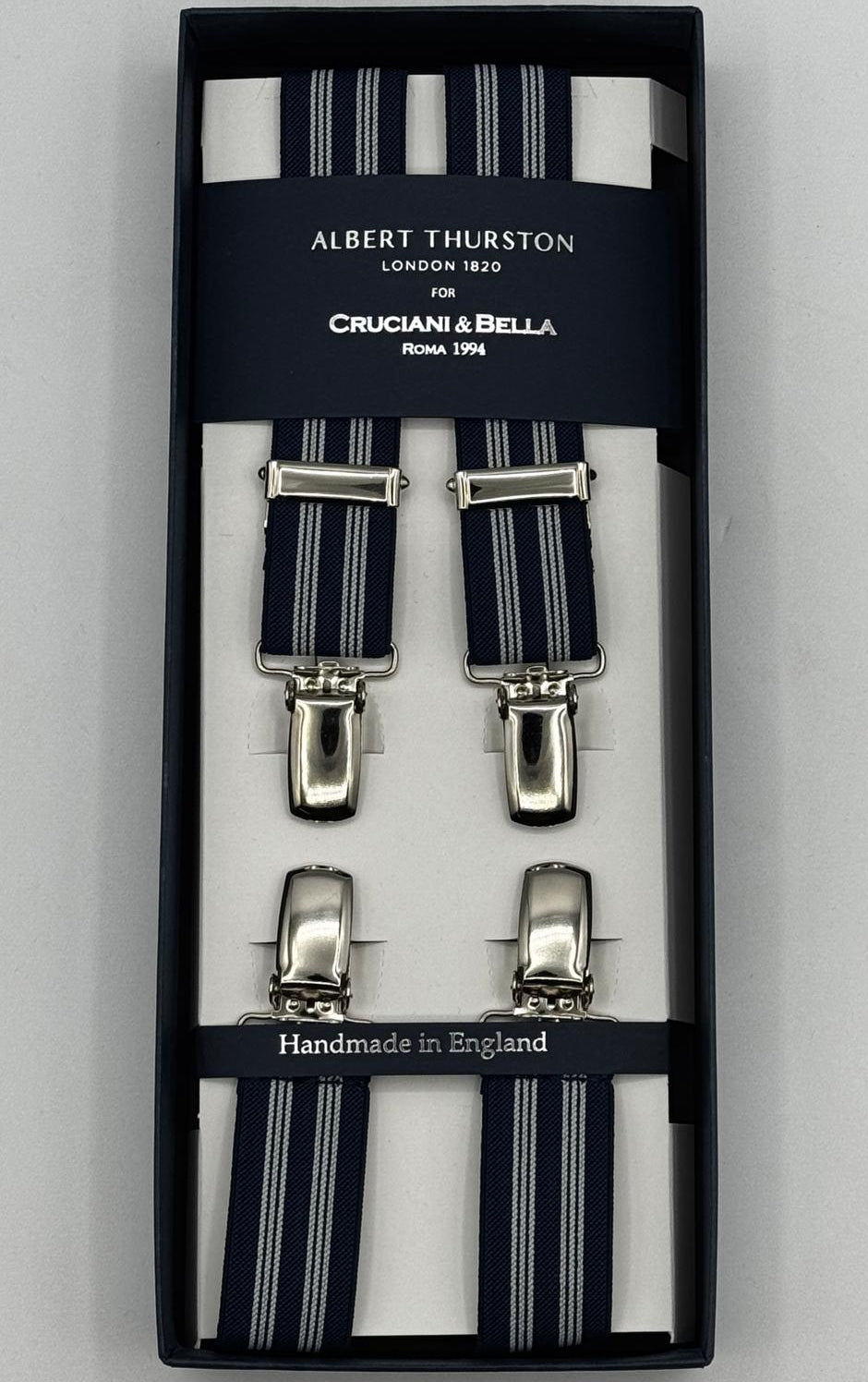 Albert Thurston for Cruciani &amp; Bella

Made in England
Clip on
Adjustable Sizing
25 mm elastic braces
Blue and White Stripes
X-Shaped
Nickel Fittings
Size Multifit Adjustable&nbsp;Length:&nbsp;115cm (= 45 inch) Maximum