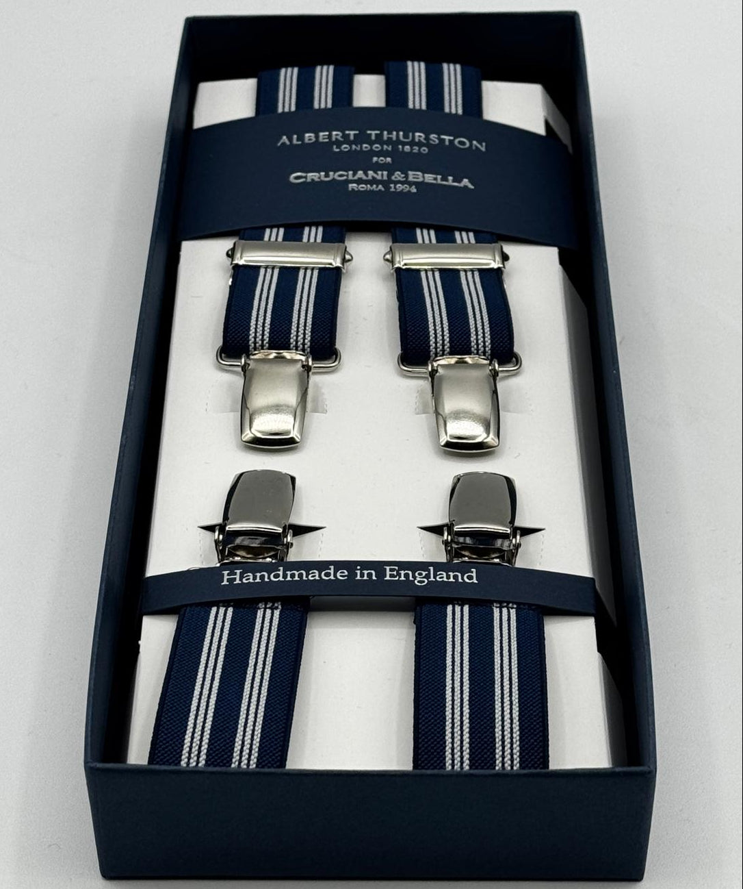 Albert Thurston for Cruciani &amp; Bella

Made in England
Clip on
Adjustable Sizing
25 mm elastic braces
Blue and White Stripes
X-Shaped
Nickel Fittings
Size Multifit Adjustable&nbsp;Length:&nbsp;115cm (= 45 inch) Maximum