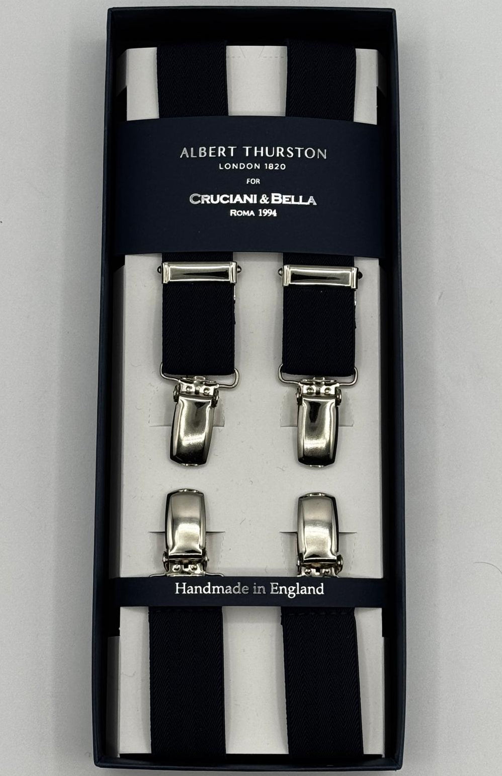 Albert Thurston for Cruciani &amp; Bella

Made in England
Clip on
Adjustable Sizing
25 mm elastic braces
Navy Blue Harringbone Plain Color

X-Shaped
Nickel Fittings
Size Multifit Adjustable&nbsp;Length:&nbsp;115cm (= 45 inch) Maximum