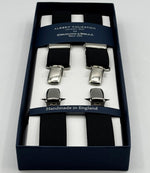 Albert Thurston for Cruciani &amp; Bella

Made in England
Clip on
Adjustable Sizing
25 mm elastic braces
Black&nbsp;

X-Shaped
Nickel Fittings
Size Multifit Adjustable&nbsp;Length:&nbsp;115cm (= 45 inch) Maximum