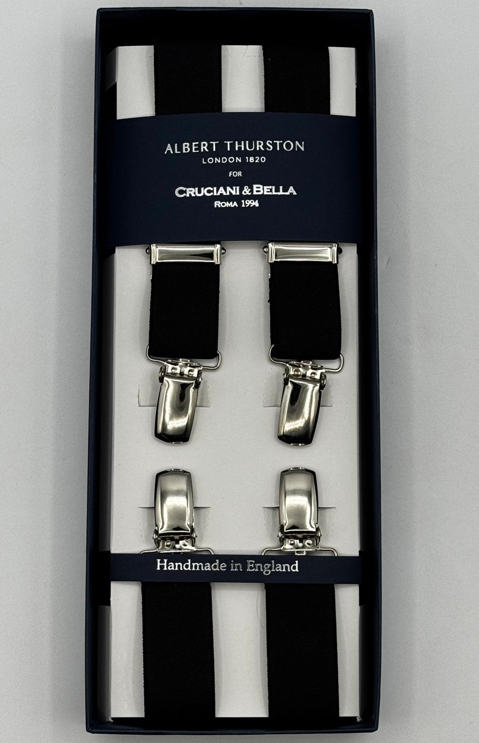 Albert Thurston for Cruciani &amp; Bella

Made in England
Clip on
Adjustable Sizing
25 mm elastic braces
Black&nbsp;

X-Shaped
Nickel Fittings
Size Multifit Adjustable&nbsp;Length:&nbsp;115cm (= 45 inch) Maximum