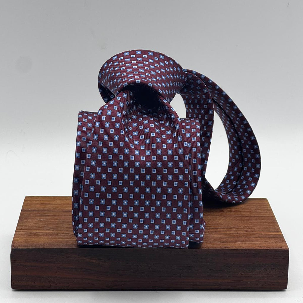 Cruciani &amp; Bella
100% Printed Silk&nbsp;
Tipped
Red Wine, Light Blue, Blue and White Motif Tie
Handmade in Italy
8,5 cm x 148 cm
New Old Stock