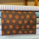 Holliday &amp; Brown
Hand-rolled&nbsp;&nbsp;
Holliday &amp; Brown for Cruciani &amp; Bella
100% Silk
Dark Brown, Brown, Rust and Light Brown
Double Faces
Motif&nbsp; Pocket Square
Handmade in Italy

32 cm X 32 cm
