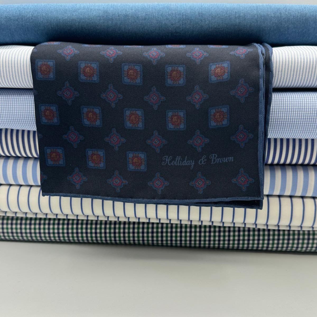 Holliday &amp; Brown
Hand-rolled&nbsp;&nbsp;
Holliday &amp; Brown for Cruciani &amp; Bella
100% Printed Madder Silk
Dark Blue,Red Wine and Royal Blue
Double Faces
Dots Motif&nbsp; Pocket Square
Handmade in Italy

32 cm X 32 cm