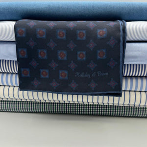 Holliday &amp; Brown
Hand-rolled&nbsp;&nbsp;
Holliday &amp; Brown for Cruciani &amp; Bella
100% Printed Madder Silk
Dark Blue,Red Wine and Royal Blue
Double Faces
Dots Motif&nbsp; Pocket Square
Handmade in Italy

32 cm X 32 cm