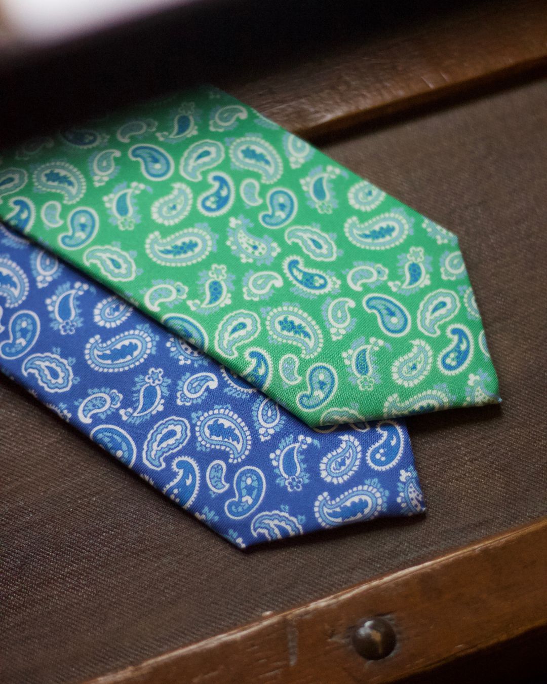 Cruciani &amp; Bella 100% Printed Silk Silk Made in England&nbsp; Self-tipped Green, Blue and White Paisley Motif Tie 8 cm x 150 cm Handmade in &nbsp;England