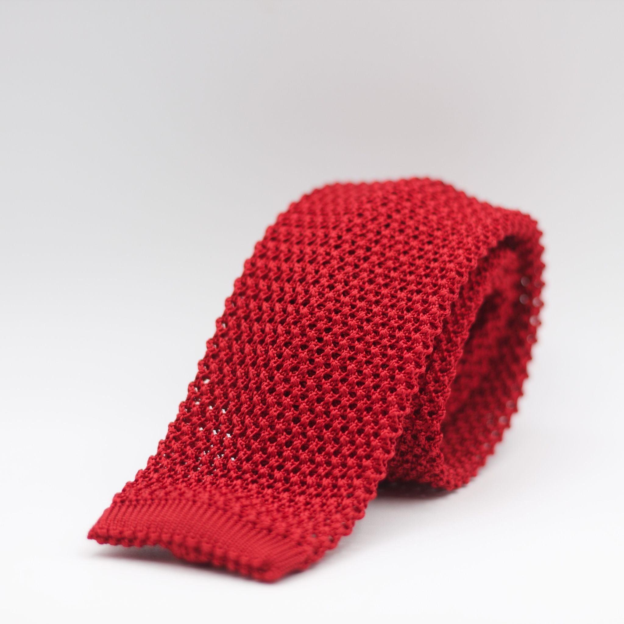 Holliday & Brown  100% Knitted Silk Handmade in Como, Italy Red tie 6 cm x 145 cm