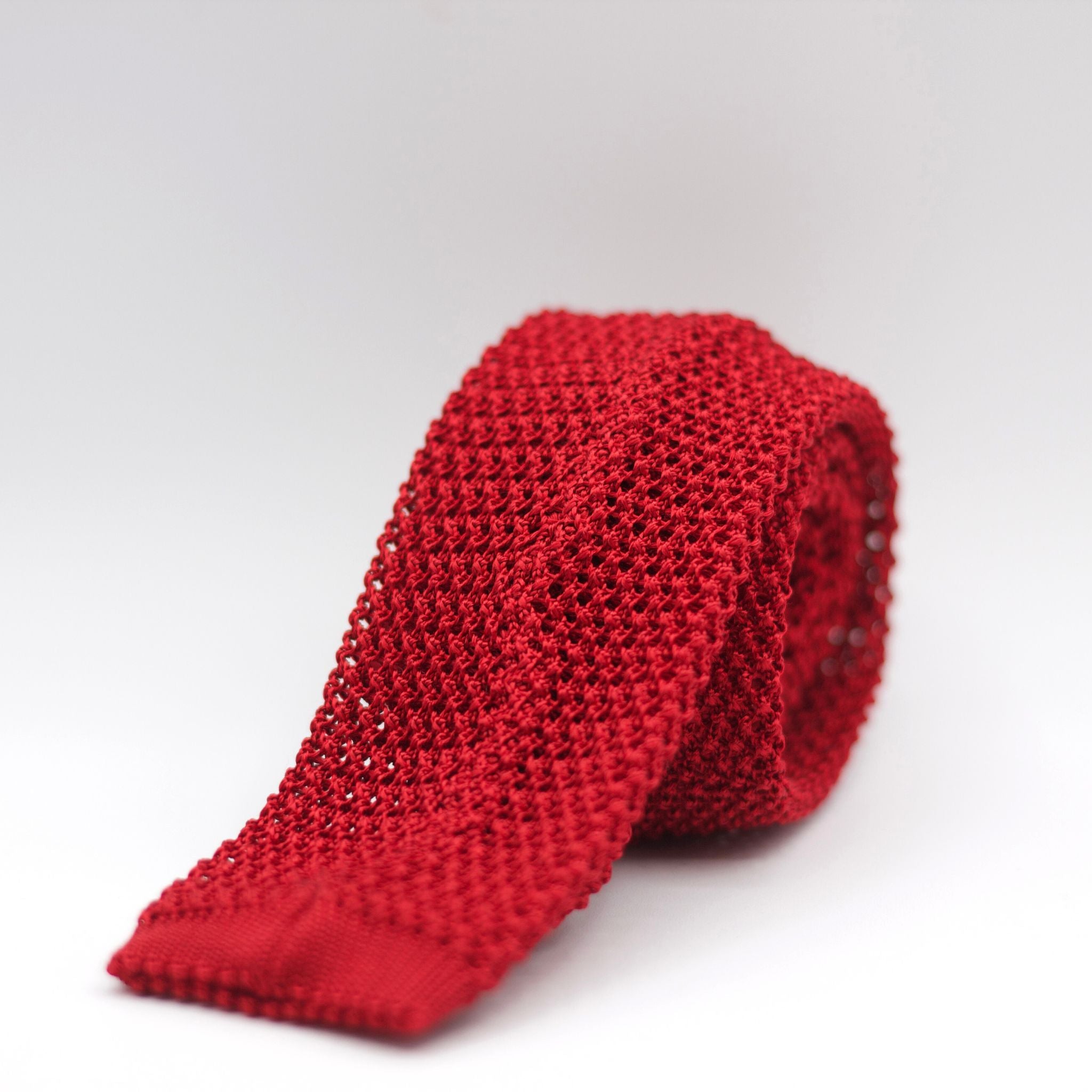 Holliday & Brown  100% Knitted Silk Handmade in Como, Italy Red tie 6 cm x 145 cm