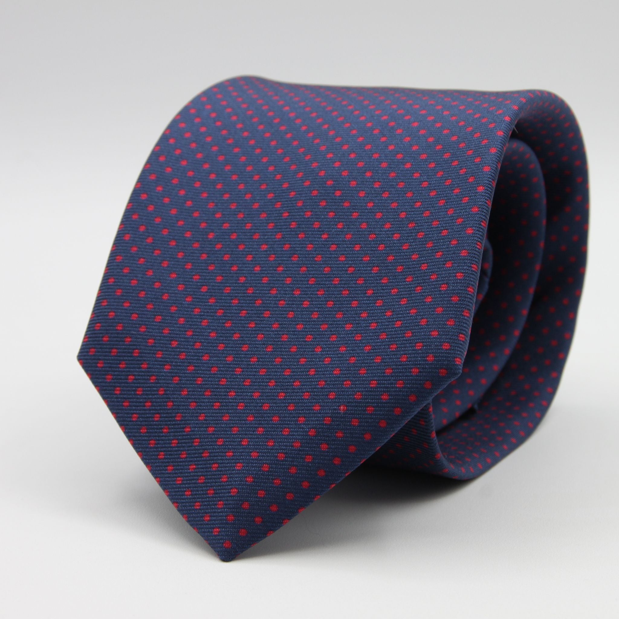 Cruciani &amp; Bella
100% Silk
Printed
Self-Tipped
Blue and Red Pin Dots Tie
Handmade in Rome, Italy.
8 cm x 150 cm
#9303