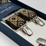 Albert Thurston for Cruciani &amp; Bella

Made in England
Clip on
Adjustable Sizing
35 mm elastic braces
Brown Patterned
X-Shaped
Nickel Fittings
Size: L
#4814
