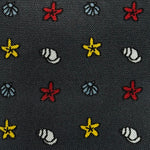 Cruciani &amp; Bella
Hand-rolled&nbsp;&nbsp;
100% Silk
Grey, Red, Yellow, Light Blue and White
Sea Motif Pocket Square
Made in Italy
33 cm X 33 cm
#10070