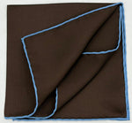 Cruciani &amp; Bella
Hand-rolled&nbsp;&nbsp;
100% Silk
Brown and Light Blue Border
Motif Pocket Square
Made in England
30 cm X 30 cm
#0869