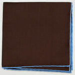 Cruciani &amp; Bella
Hand-rolled&nbsp;&nbsp;
100% Silk
Brown and Light Blue Border
Motif Pocket Square
Made in England
30 cm X 30 cm
#0869