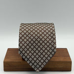 Drake's for Cruciani &amp; Bella
100% Silk
Tipped&nbsp;
Light Brown Tie
White Motif
Handmade in England
9,5 cm x 146 cm
#6518