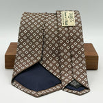 Drake's for Cruciani &amp; Bella
100% Silk
Tipped&nbsp;
Light Brown Tie
White Motif
Handmade in England
9,5 cm x 146 cm
#6518