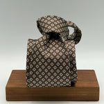 Drake's for Cruciani &amp; Bella
100% Silk
Tipped&nbsp;
Light Brown Tie
White Motif
Handmade in England
9,5 cm x 146 cm
#6518