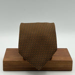 Drake's for Cruciani &amp; Bella
100% Silk
Wowen Jaquard
Tipped&nbsp;
Brown
Orange Motif
Handmade in England
9,5 cm x 146 cm
#6528