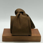 Drake's for Cruciani &amp; Bella
100% Silk
Wowen Jaquard
Tipped&nbsp;
Brown
Orange Motif
Handmade in England
9,5 cm x 146 cm
#6528