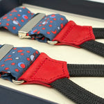 Cruciani &amp; Bella Suspender
Handmade in Italy&nbsp;
Adjustable Sizing
Madder Silk
35 mm Wide
Blue, Red and Light Blue Motif&nbsp;
Braid Ends
Y-Shaped
Nickel Fittings
Size Multifit Adjustable&nbsp;Length: 125cm (= 49 inch) Maximum

#10188