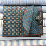 Holliday &amp; Brown
Hand-rolled&nbsp;&nbsp;
Holliday &amp; Brown for Cruciani &amp; Bella
100% Silk
Denim Blue, Light Brown and Off White
Double Faces
Motif&nbsp; Pocket Square
Handmade in Italy

32 cm X 32 cm
#10337
