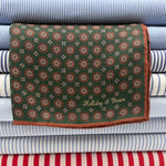 Holliday &amp; Brown
Hand-rolled&nbsp;&nbsp;
Holliday &amp; Brown for Cruciani &amp; Bella
100% Silk
Green, Light Brown and Beige
Double Faces
Motif&nbsp; Pocket Square
Handmade in Italy

32 cm X 32 cm
#10336