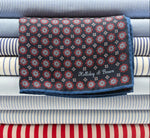 Holliday &amp; Brown
Hand-rolled&nbsp;&nbsp;
Holliday &amp; Brown for Cruciani &amp; Bella
100% Silk
Dark Blue,Red, Light Blue and White
Double Faces
Motif&nbsp; Pocket Square
Handmade in Italy

32 cm X 32 cm
#10338